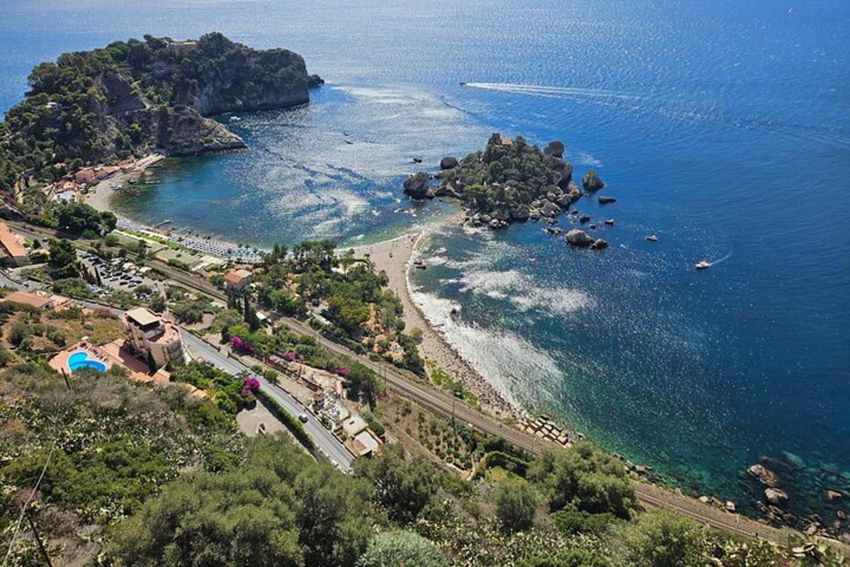 una vista aèria d'una platja i l'oceà