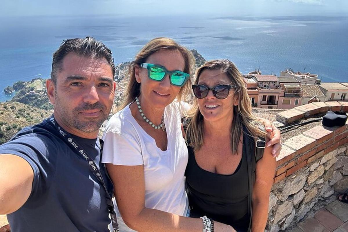 un uomo e una donna in piedi su un muro