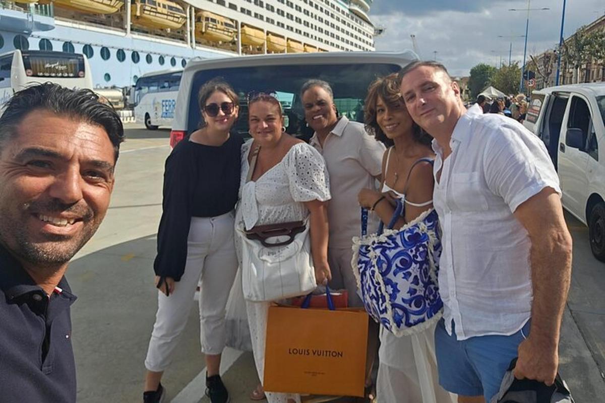 un gruppo di persone in piedi davanti a un furgone