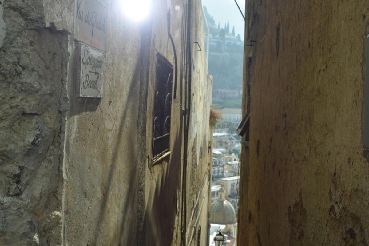 lorong dengan lampu di sisi bangunan
