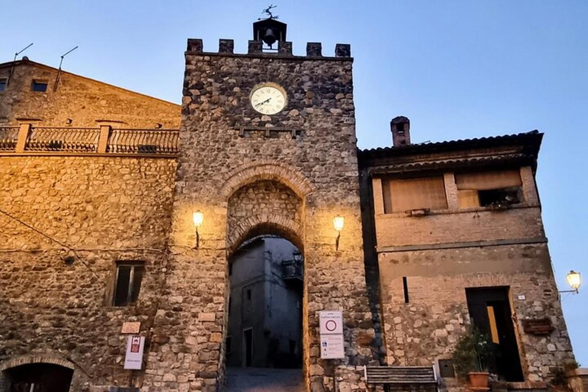 un grande edificio in pietra con una torre dell'orologio