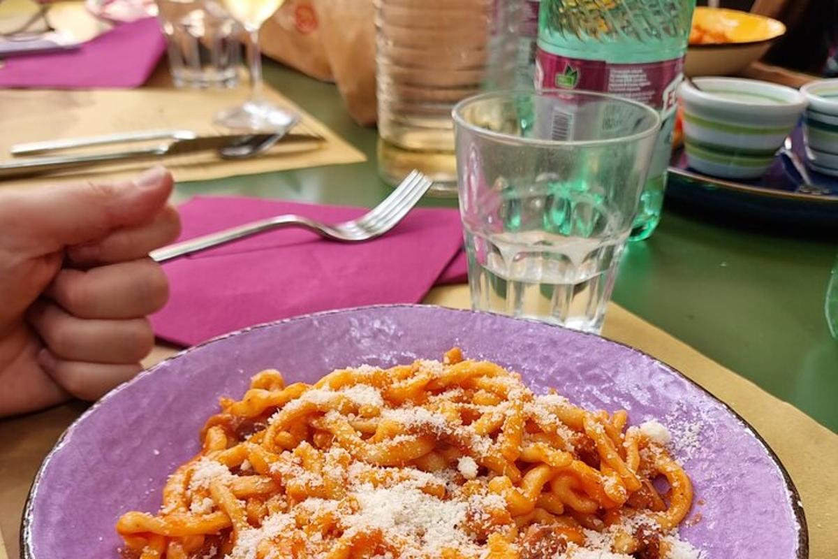 un piatto di cibo viola su un tavolo