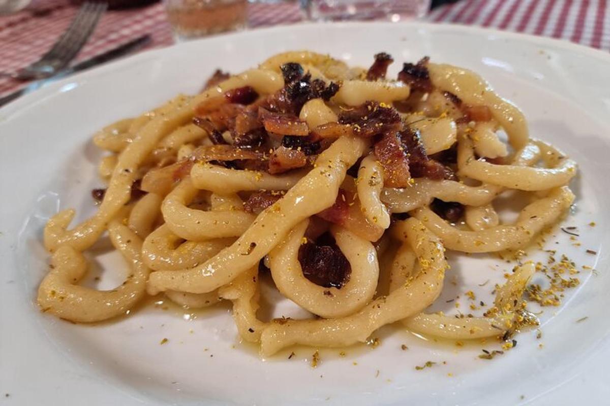 un piatto bianco di cibo con pasta su un tavolo