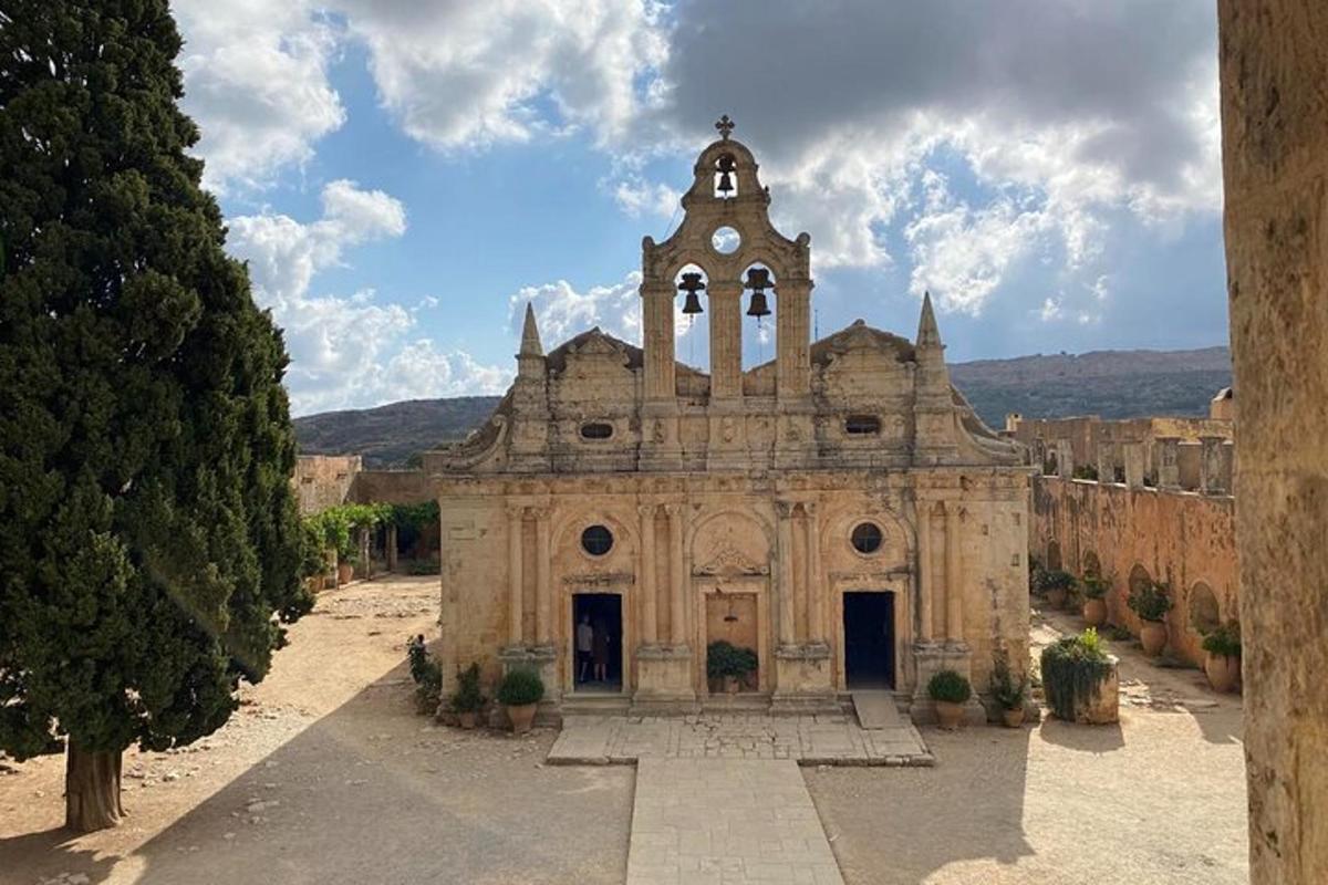 un vecchio edificio in pietra con una torre dell'orologio