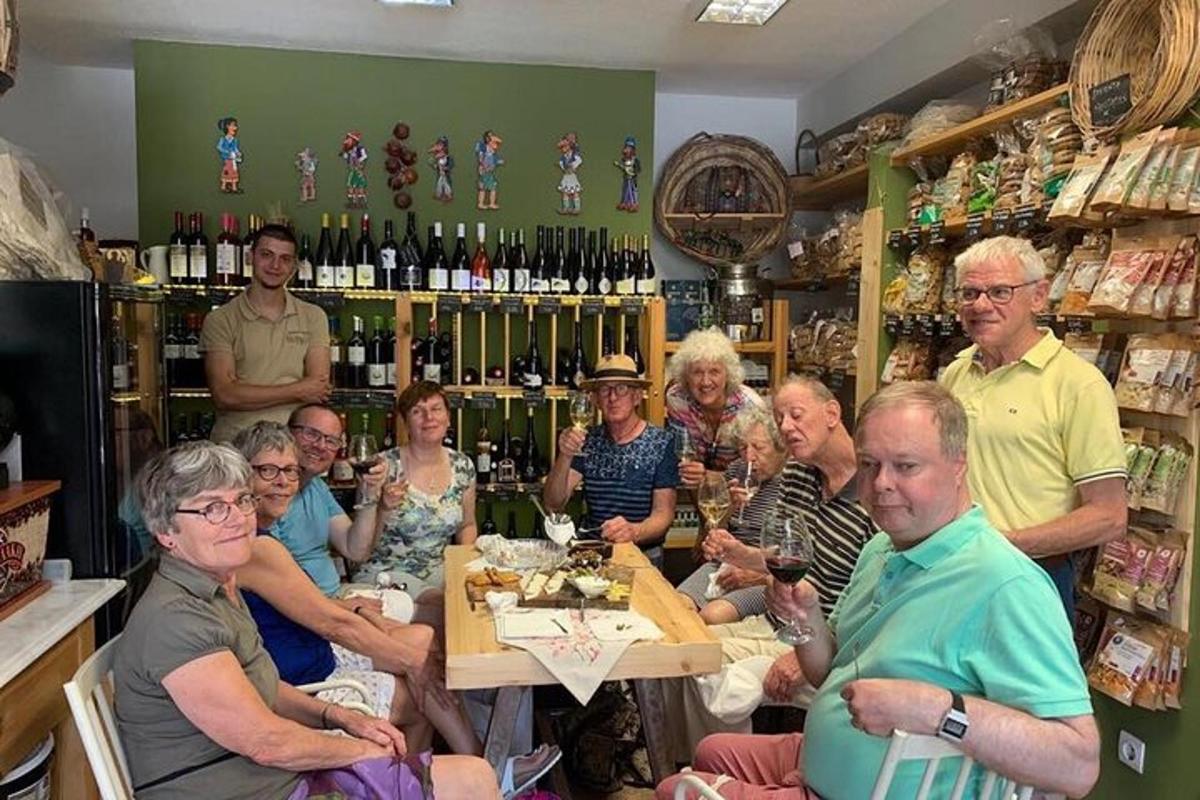 un gruppo di persone sedute attorno a un tavolo in un negozio