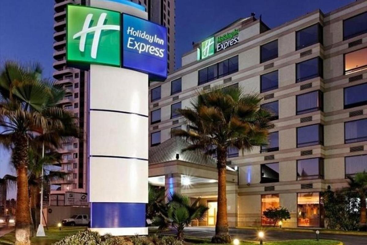 un hotel con un cartello davanti a un edificio