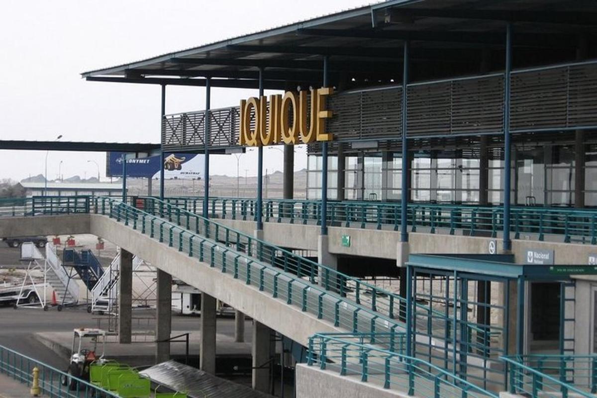 pohled na baseballový stadion s velkou budovou