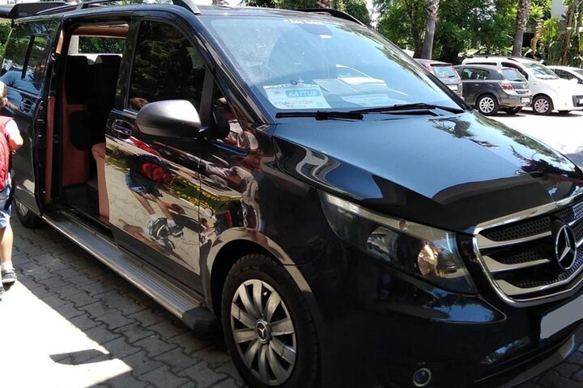 černé auto s reklamou na boku