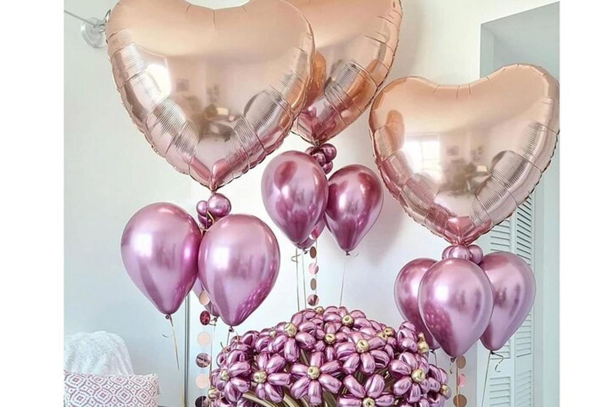 duvarda asılı bir sürü pembe balon