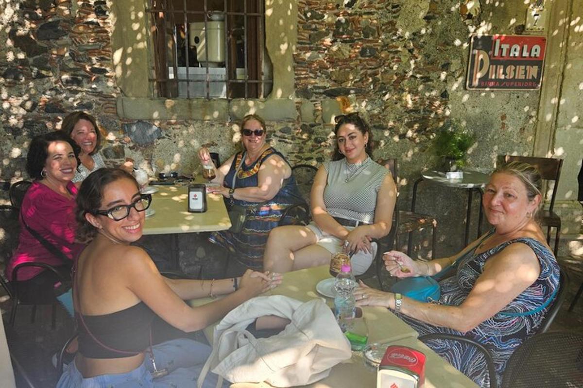 um grupo de mulheres sentadas às mesas de um restaurante