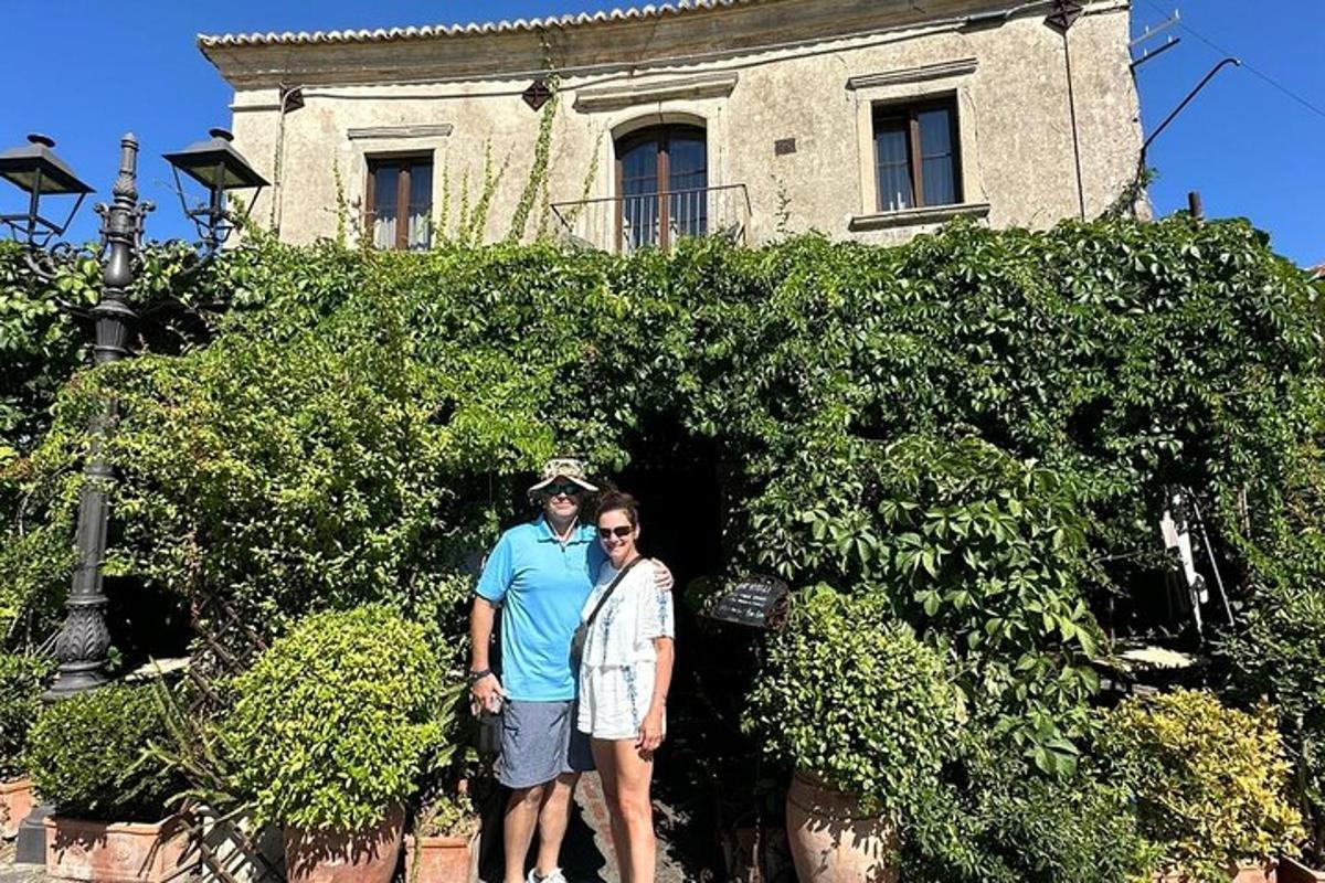 un uomo e una donna in piedi davanti a una casa