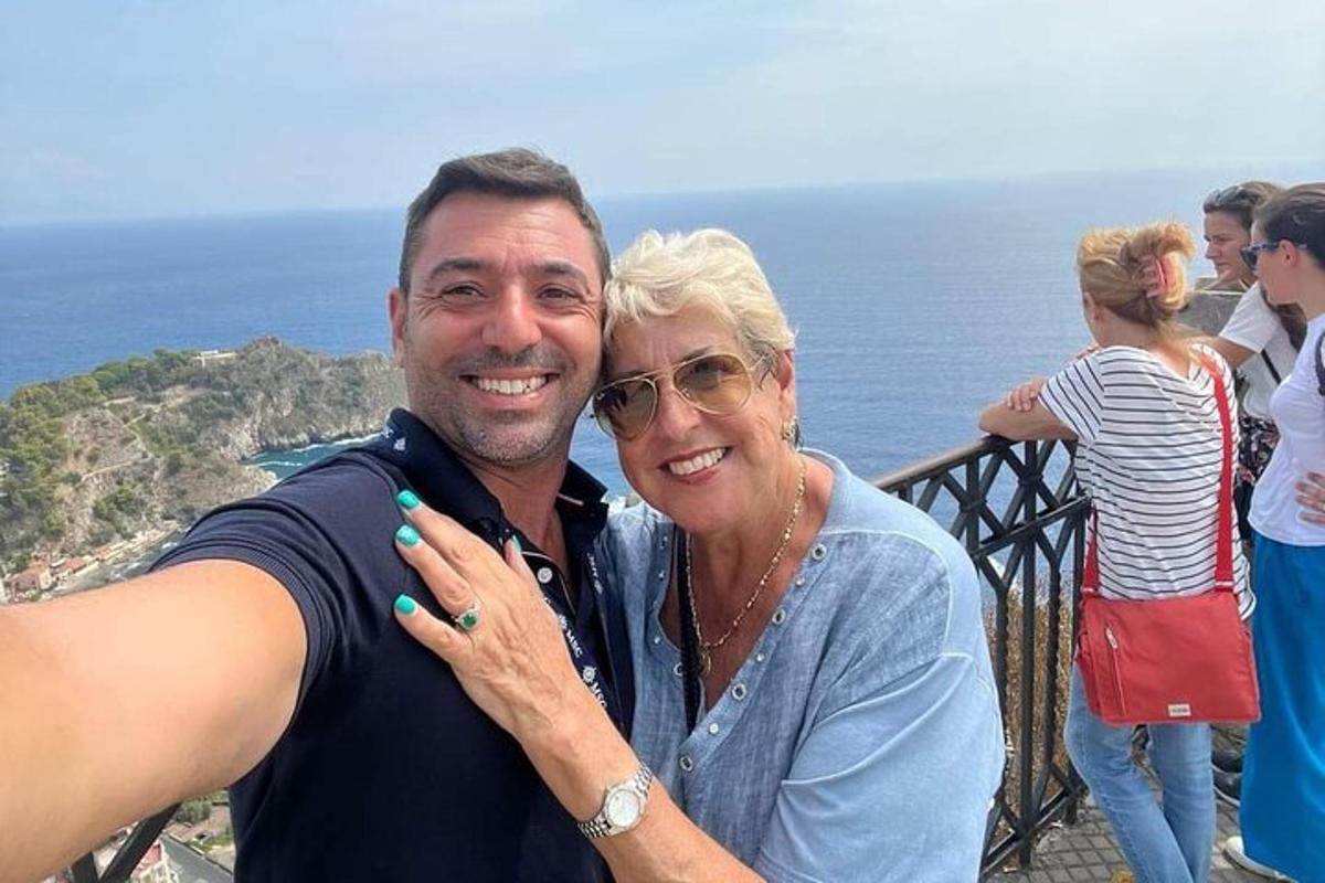 ένας άντρας και μια γυναίκα στέκονται δίπλα στον ωκεανό