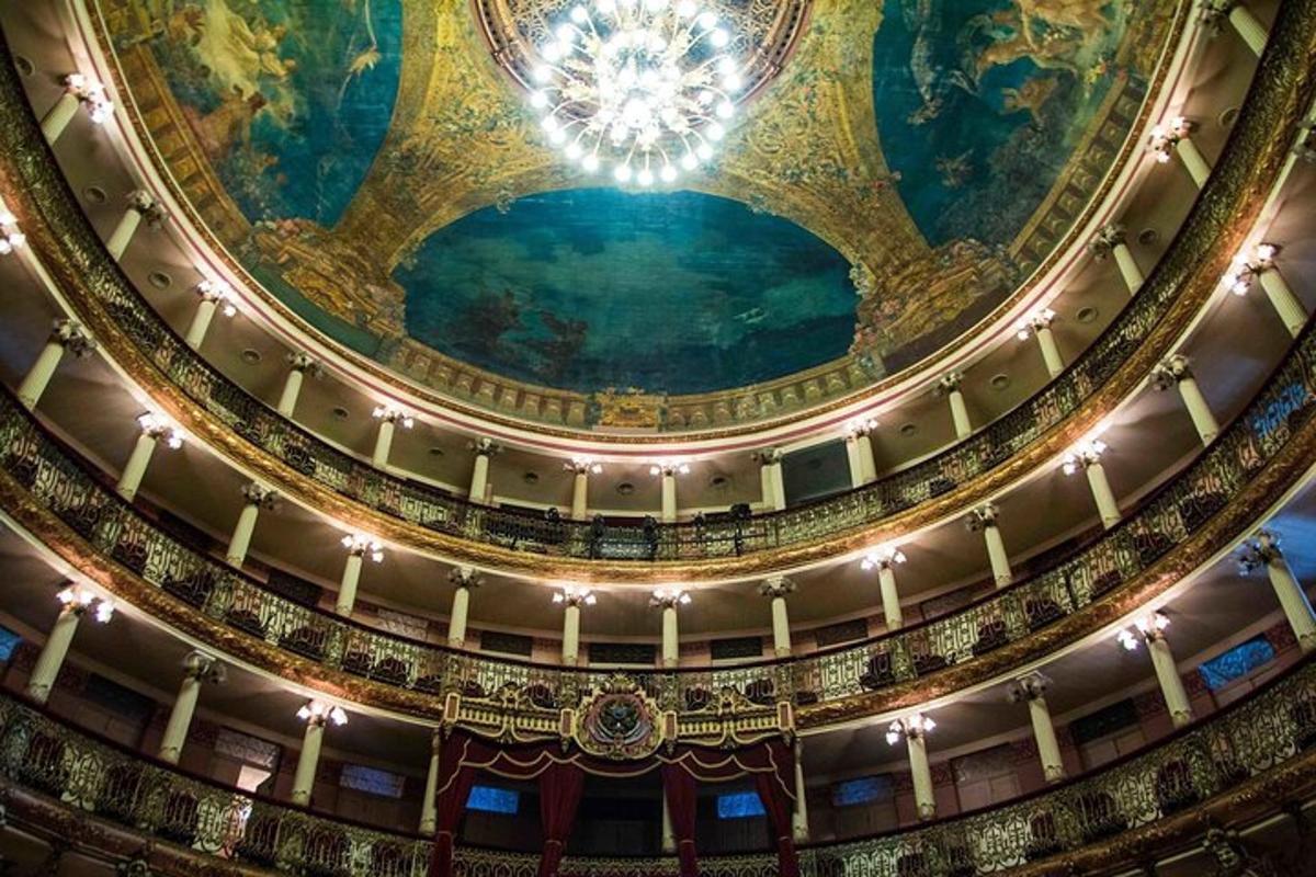 una vista di un edificio con un soffitto