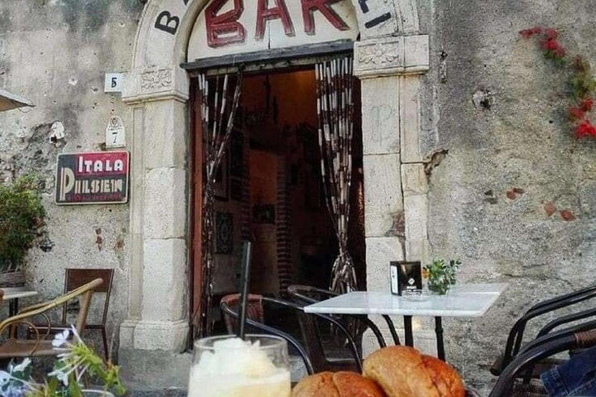 o masă în fața unui bar cu niște pâine