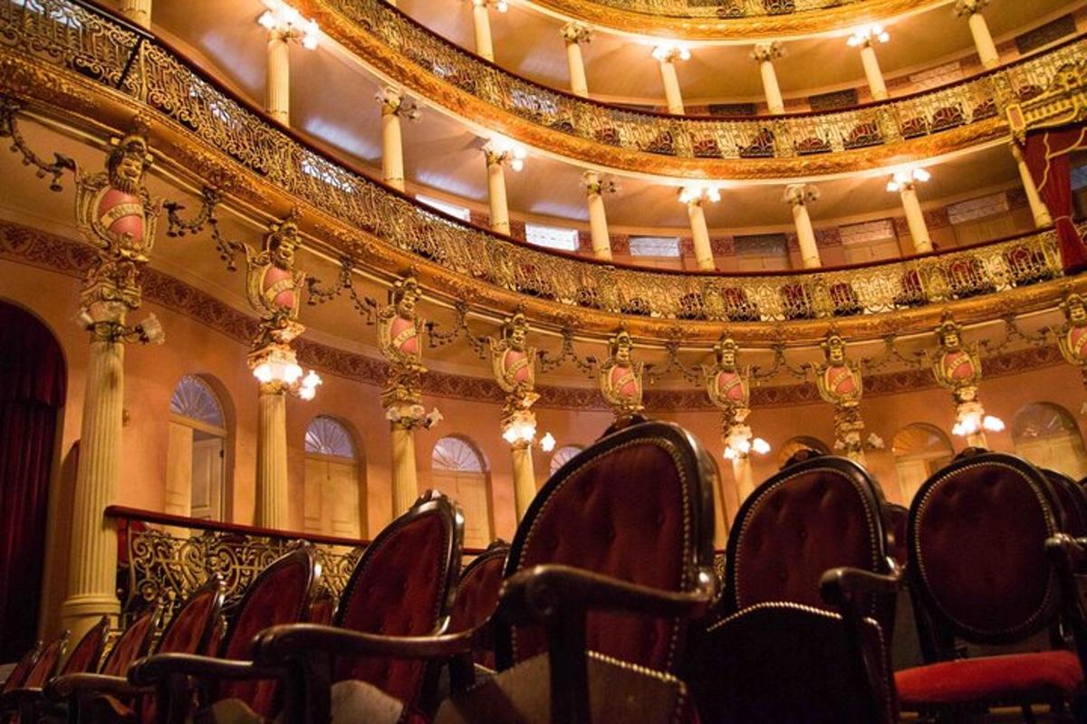 una fila di sedie in un teatro con un palco