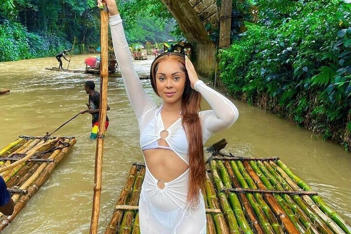 une femme se tient debout sur un bateau dans l'eau