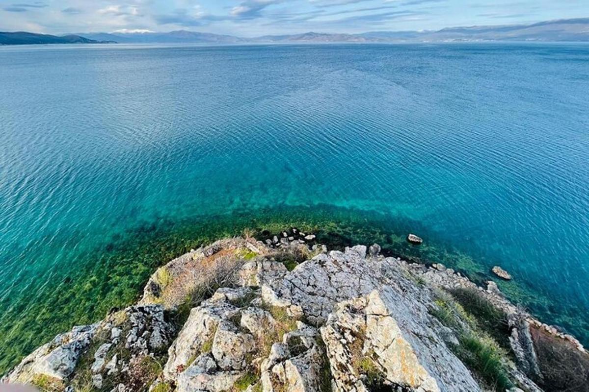 una vista aerea di un'isola rocciosa nell'acqua