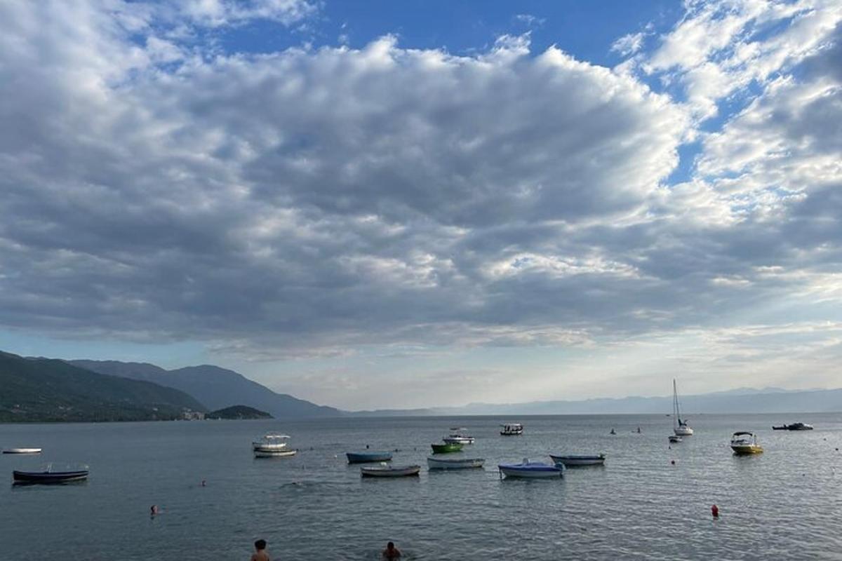un gruppo di barche in un grande specchio d'acqua