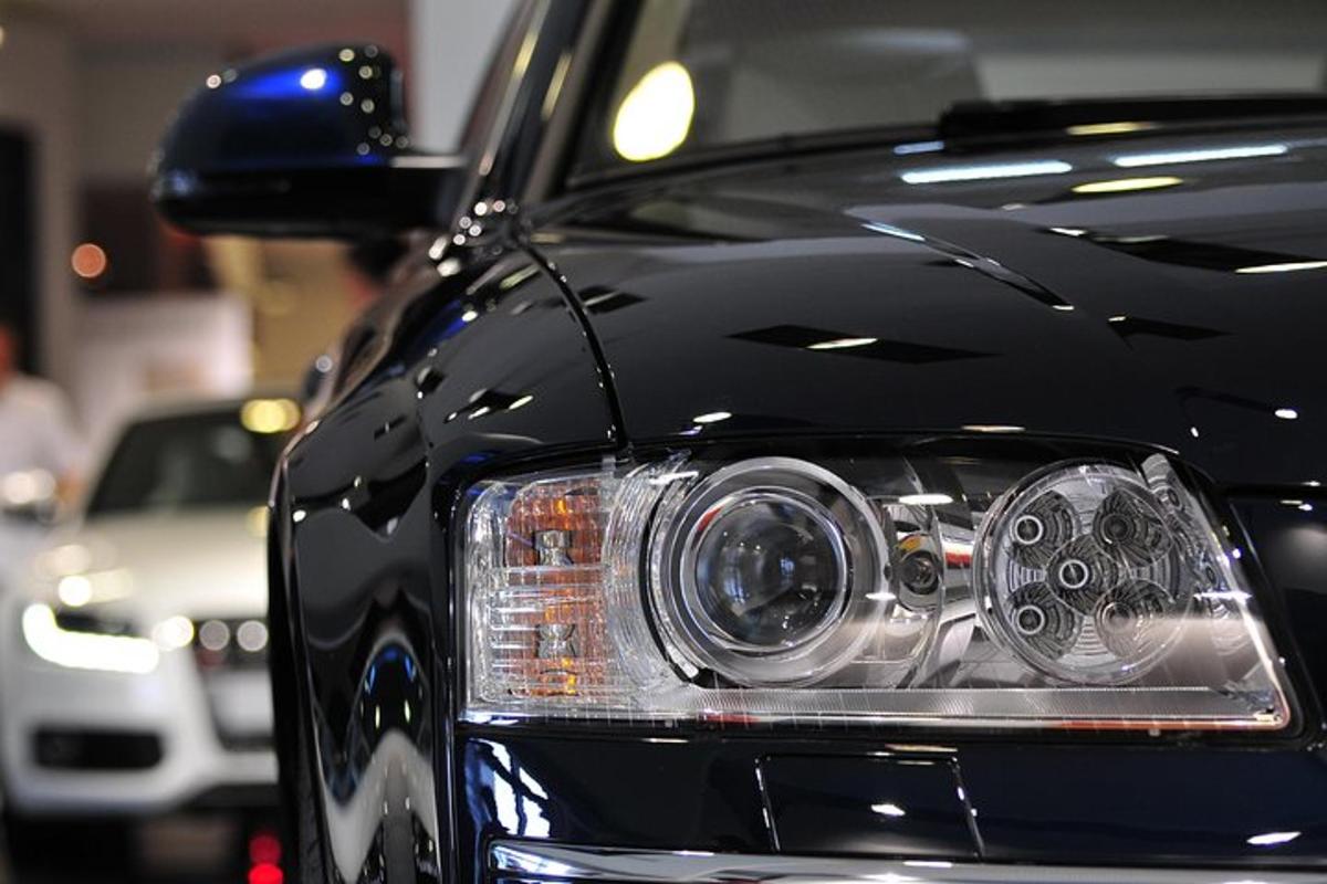 um close de um carro preto com um policial