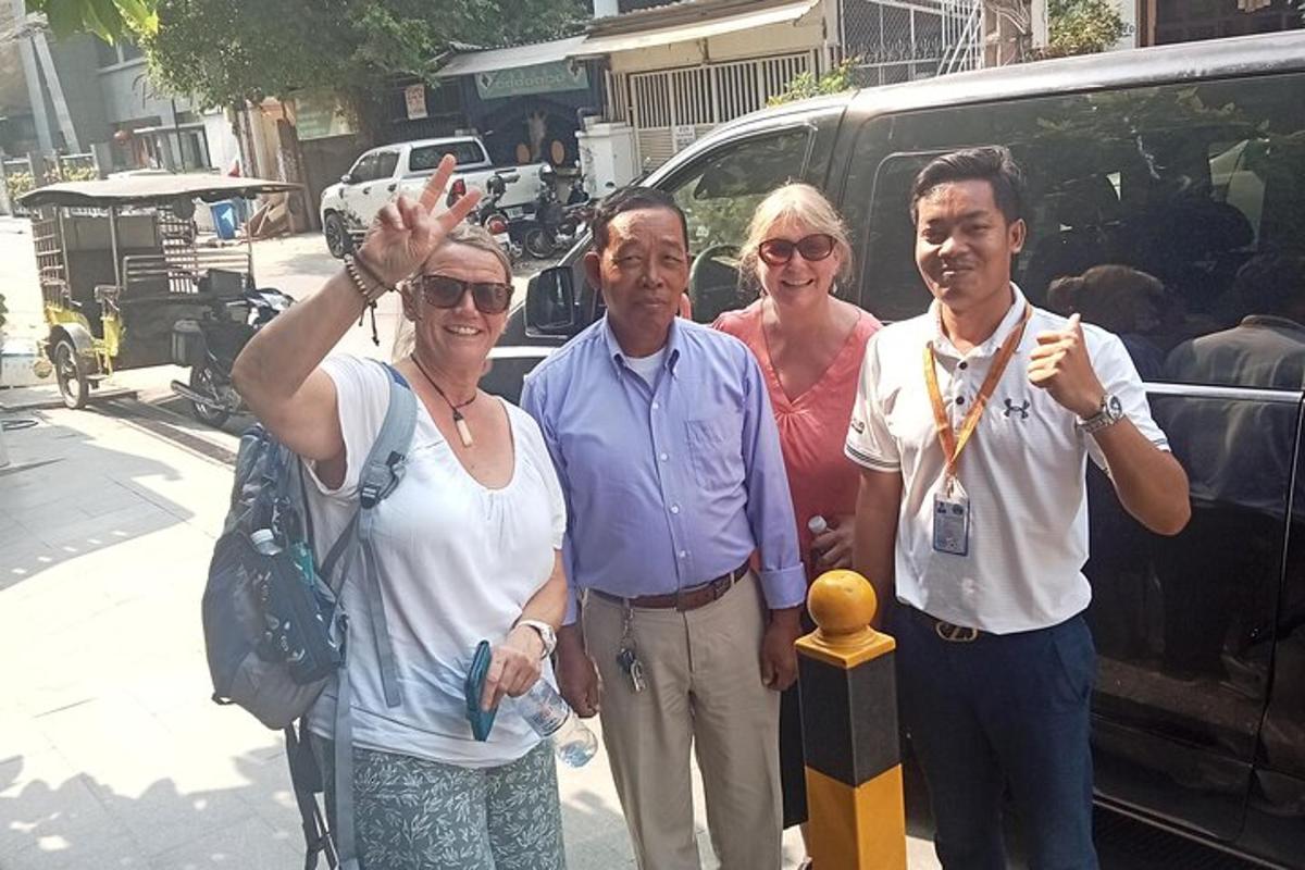sekelompok orang berdiri di depan sebuah mobil van