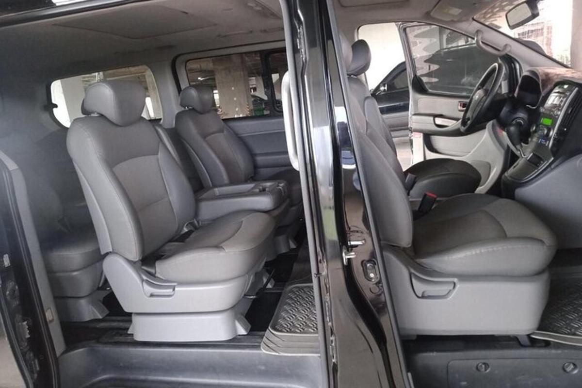 kursi belakang terbuka minivan dengan kursi belakang atas