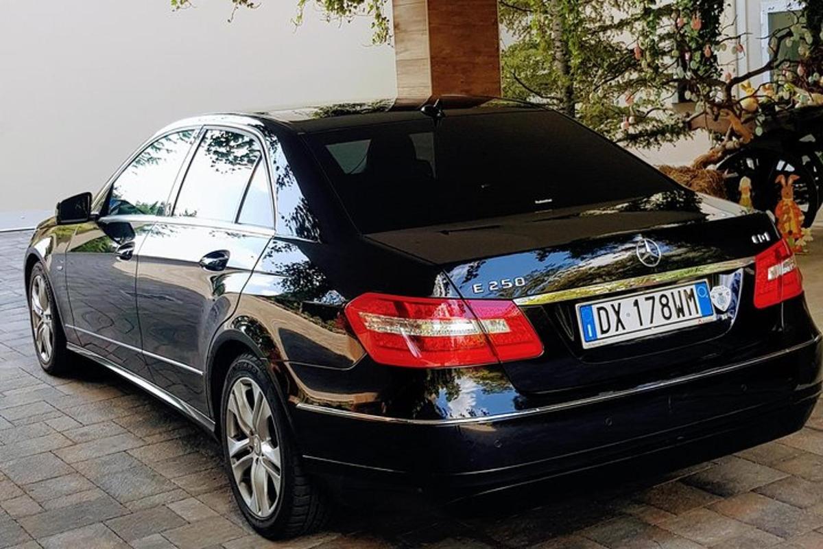 um carro preto está estacionado na calçada