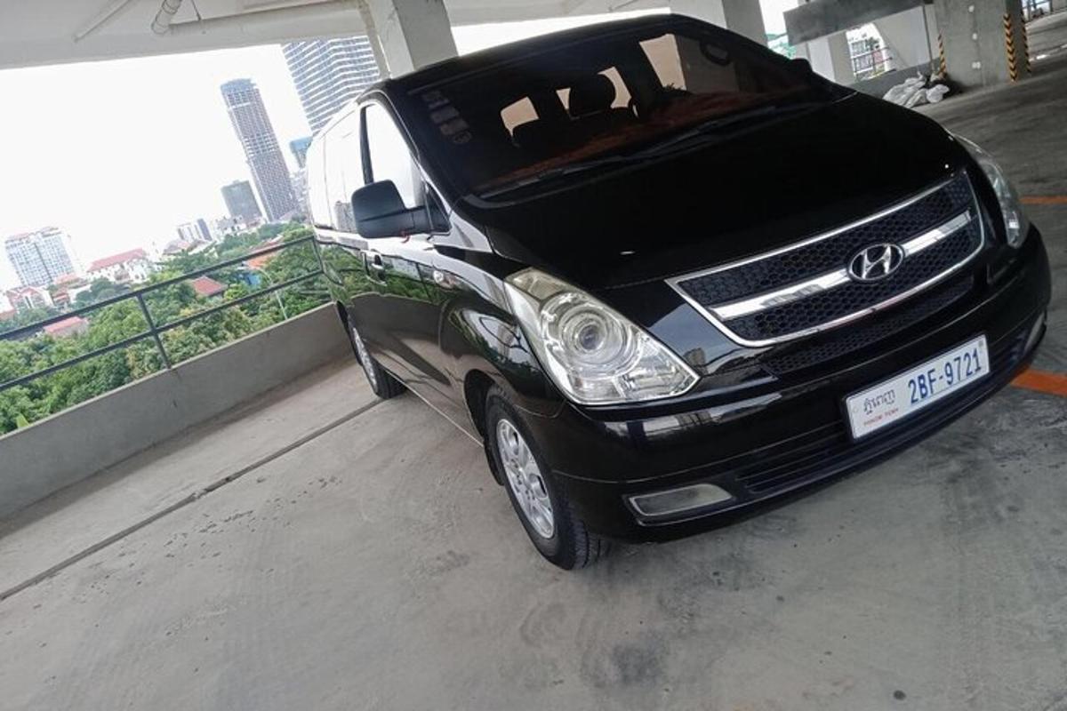sebuah mobil diparkir di garasi parkir