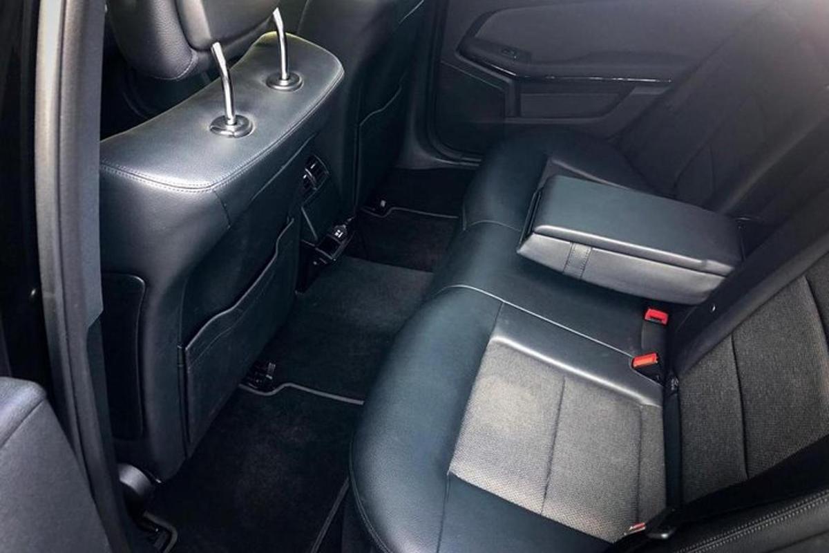 pemandangan tempat duduk belakang kereta