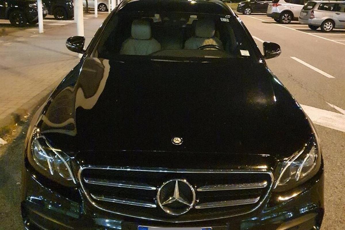 auto Mercedes Benz zaparkované na parkovišti