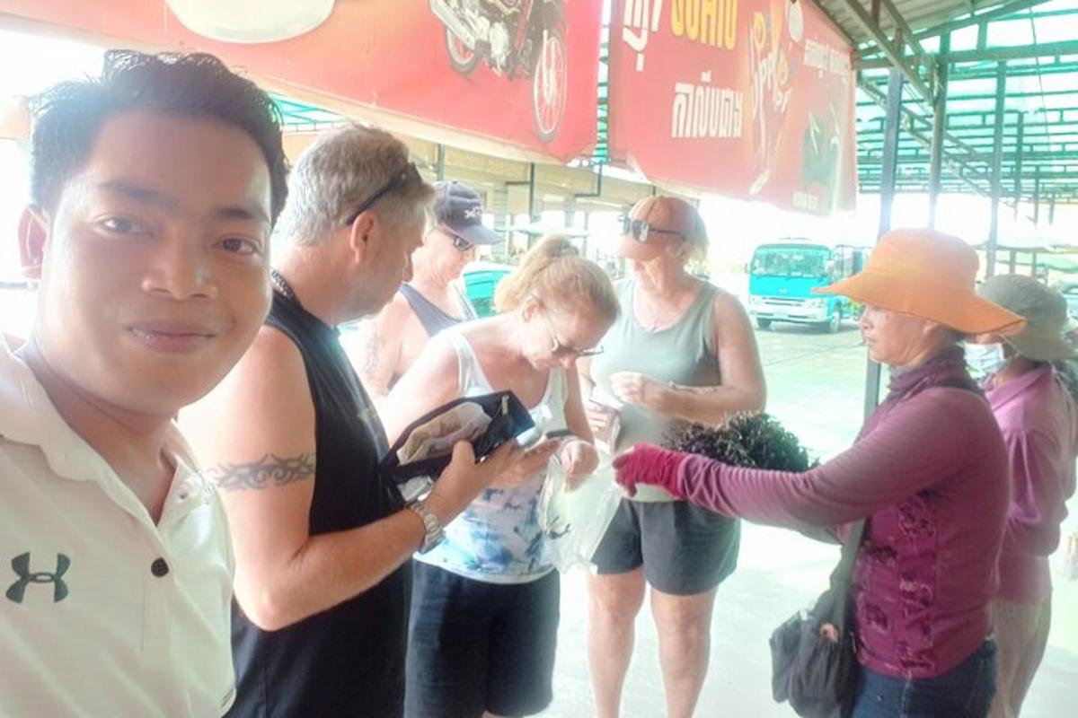 sekelompok orang berdiri sambil melihat ponsel mereka