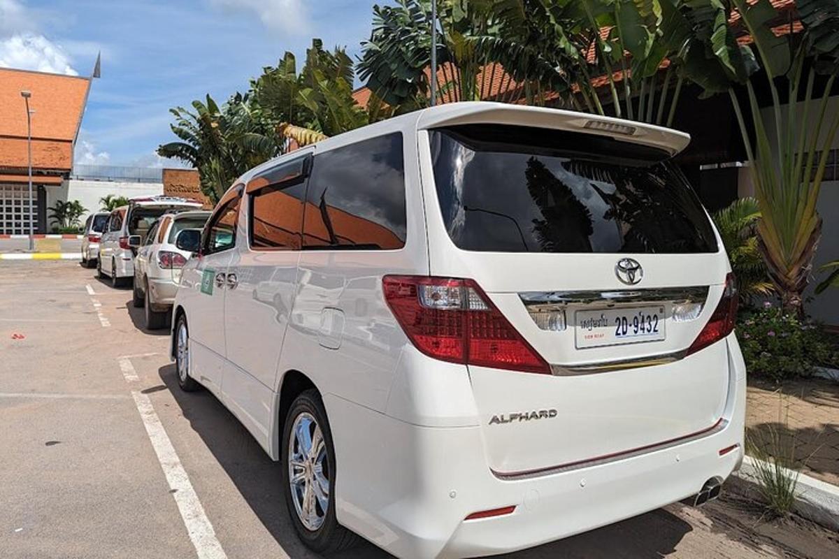 bílý minivan zaparkovaný na parkovišti