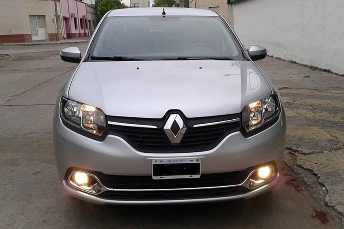 sebuah kereta mazda berwarna silver diletakkan di tempat letak kereta