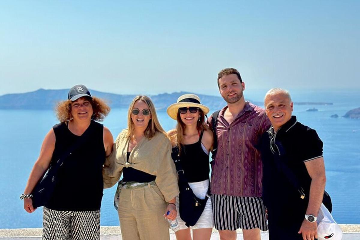 Un grupo de personas de pie junto al océano.