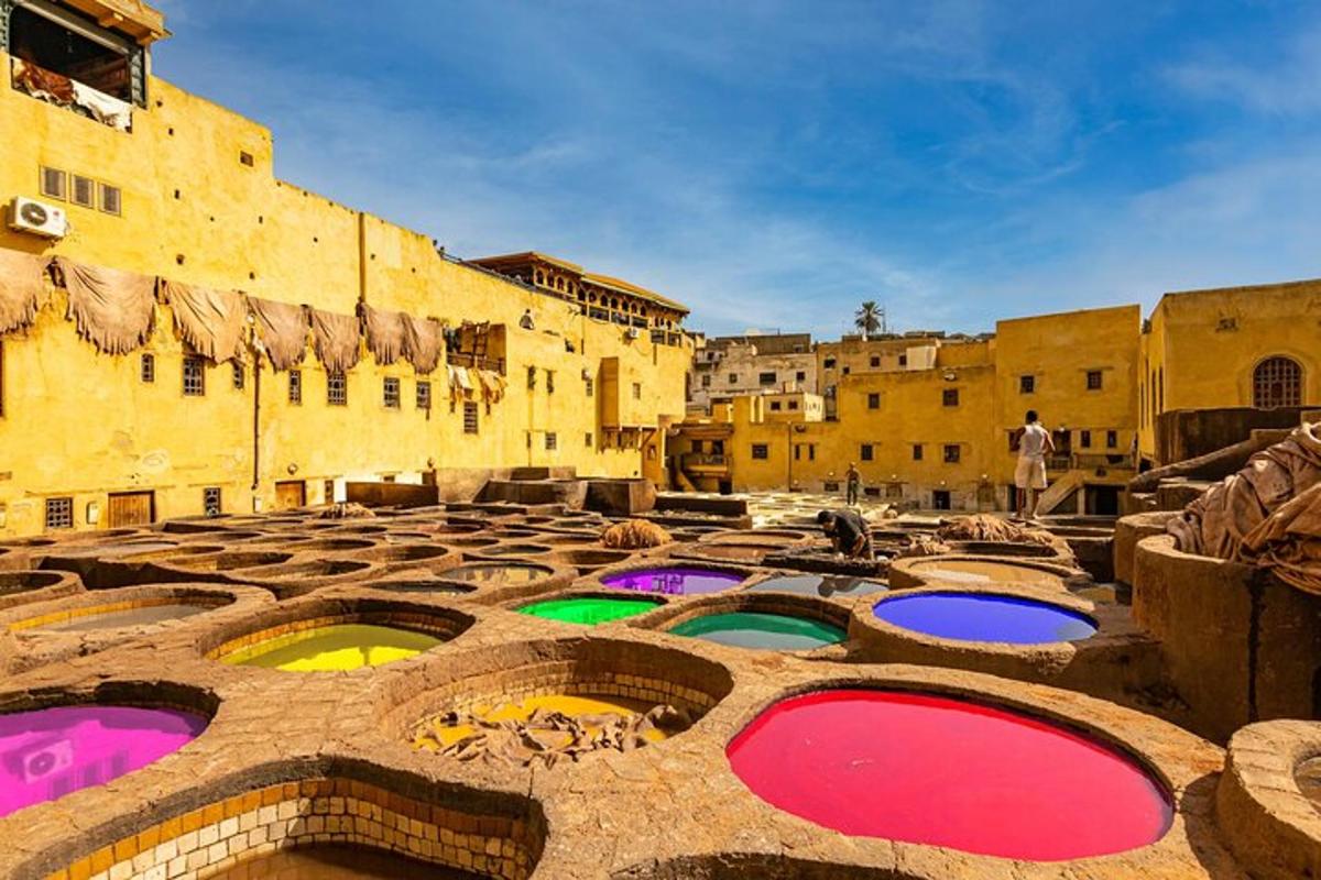 um pátio com muitos poços de água coloridos em um edifício
