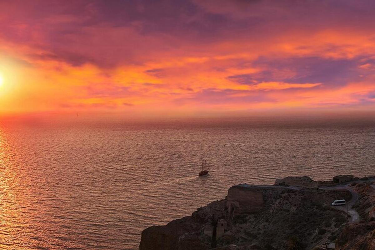 Západ slunce nad oceánem s lodí ve vodě