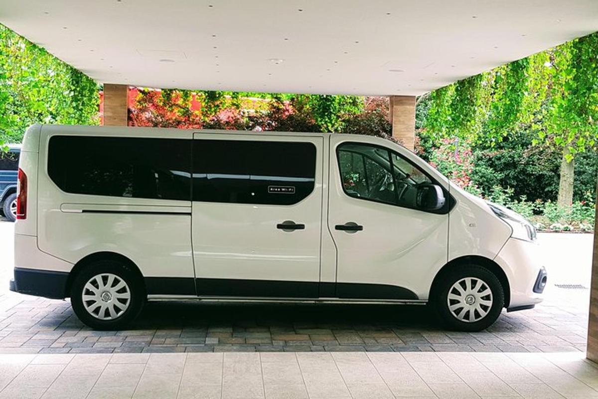 en hvit varebil parkert foran en bygning