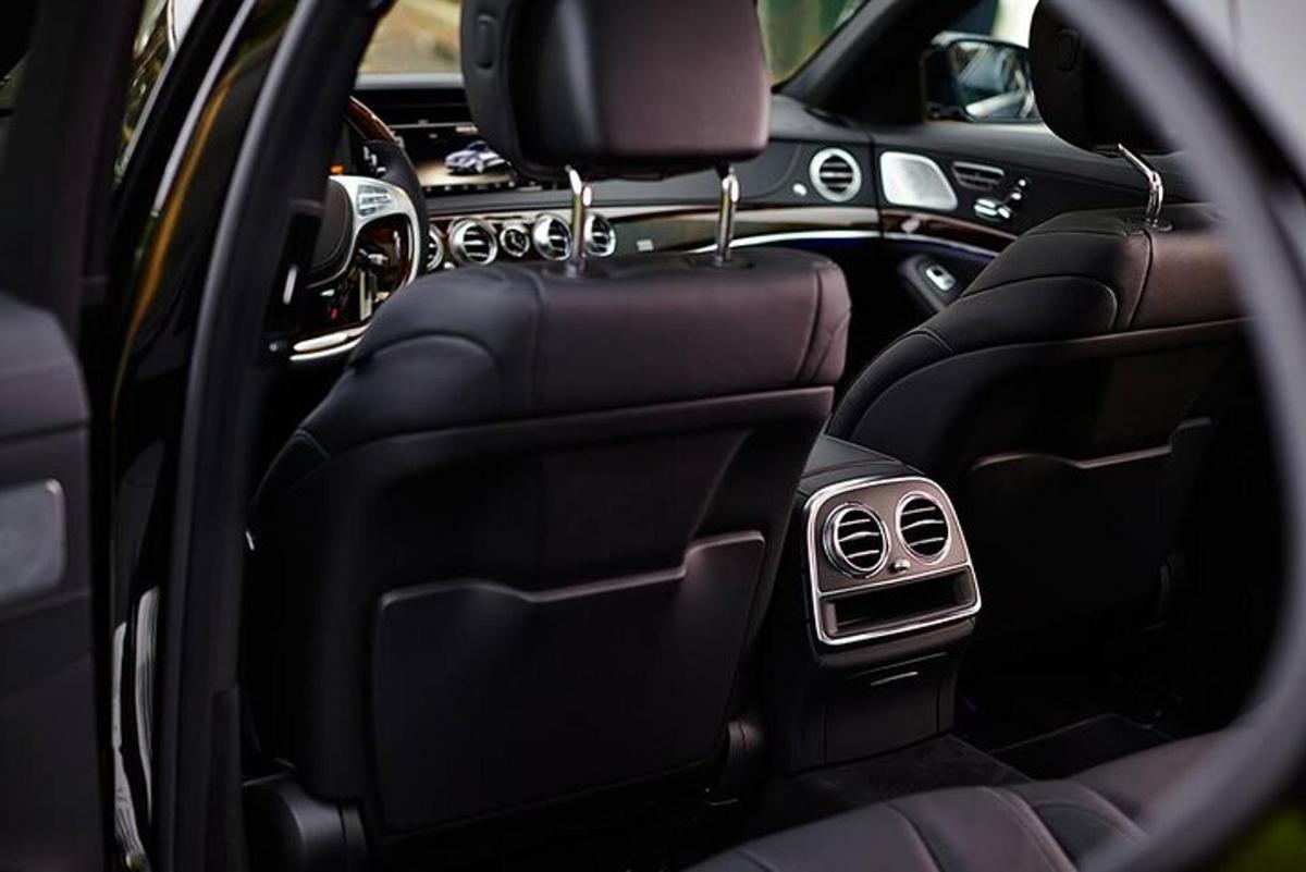 uma vista dos bancos traseiros de um carro