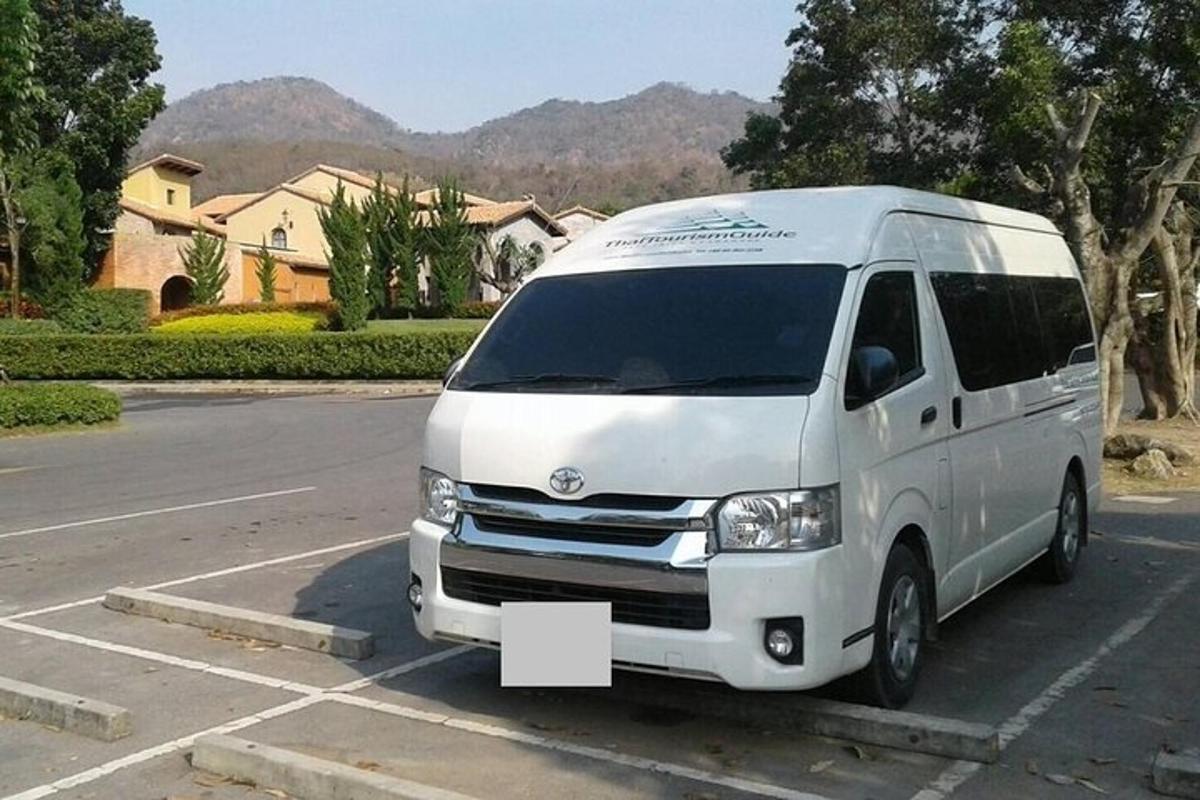 một chiếc xe tải màu trắng đỗ trong bãi đậu xe