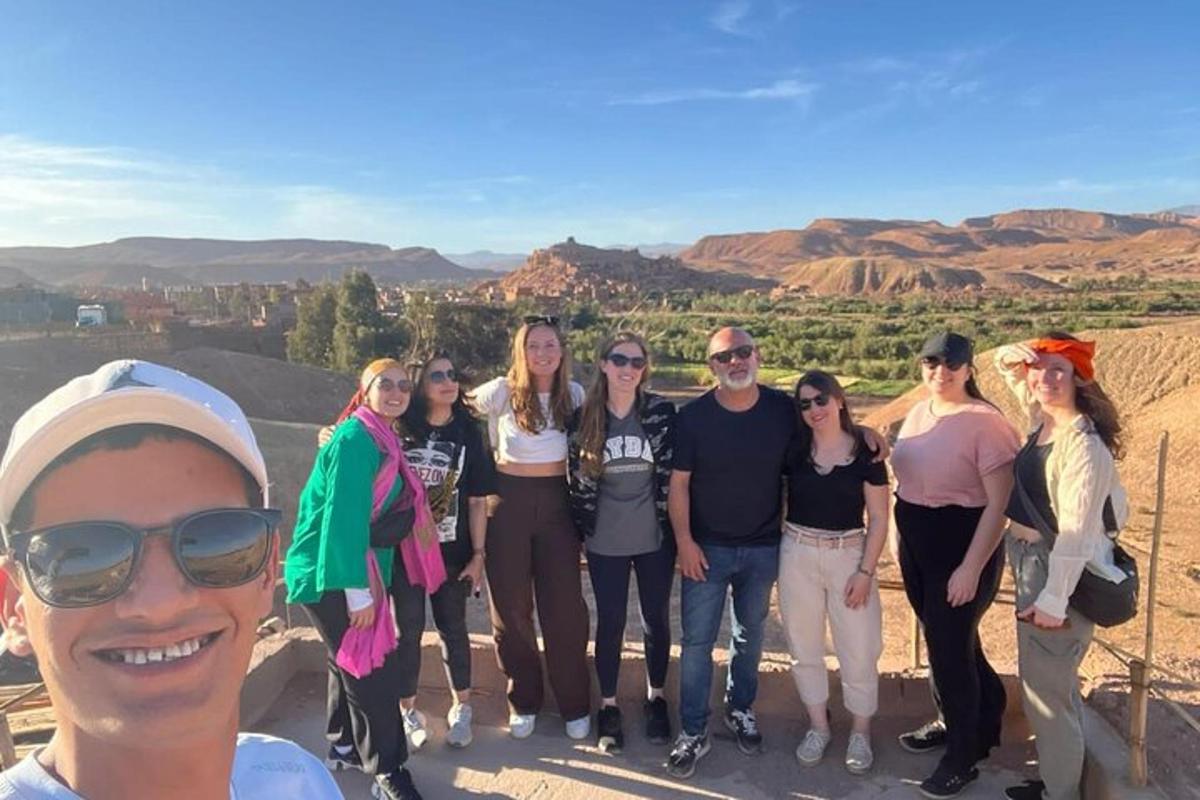 un gruppo di persone in posa per una foto su una montagna