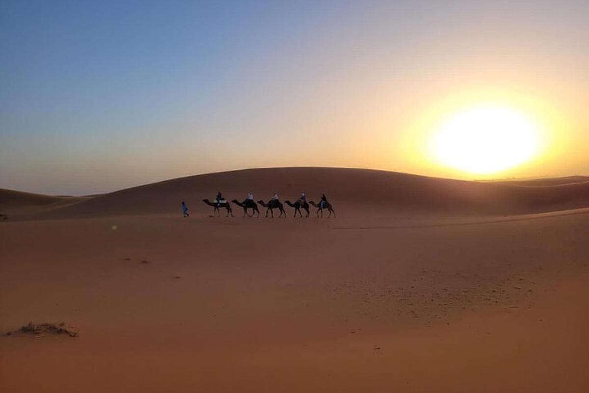 un gruppo di persone a cavallo nel deserto