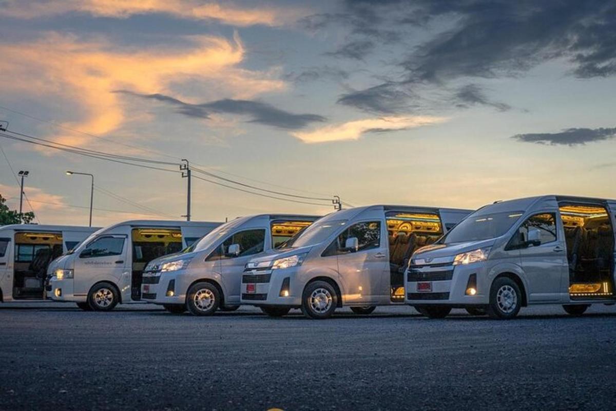 řada stříbrných autobusů zaparkovaných na parkovišti