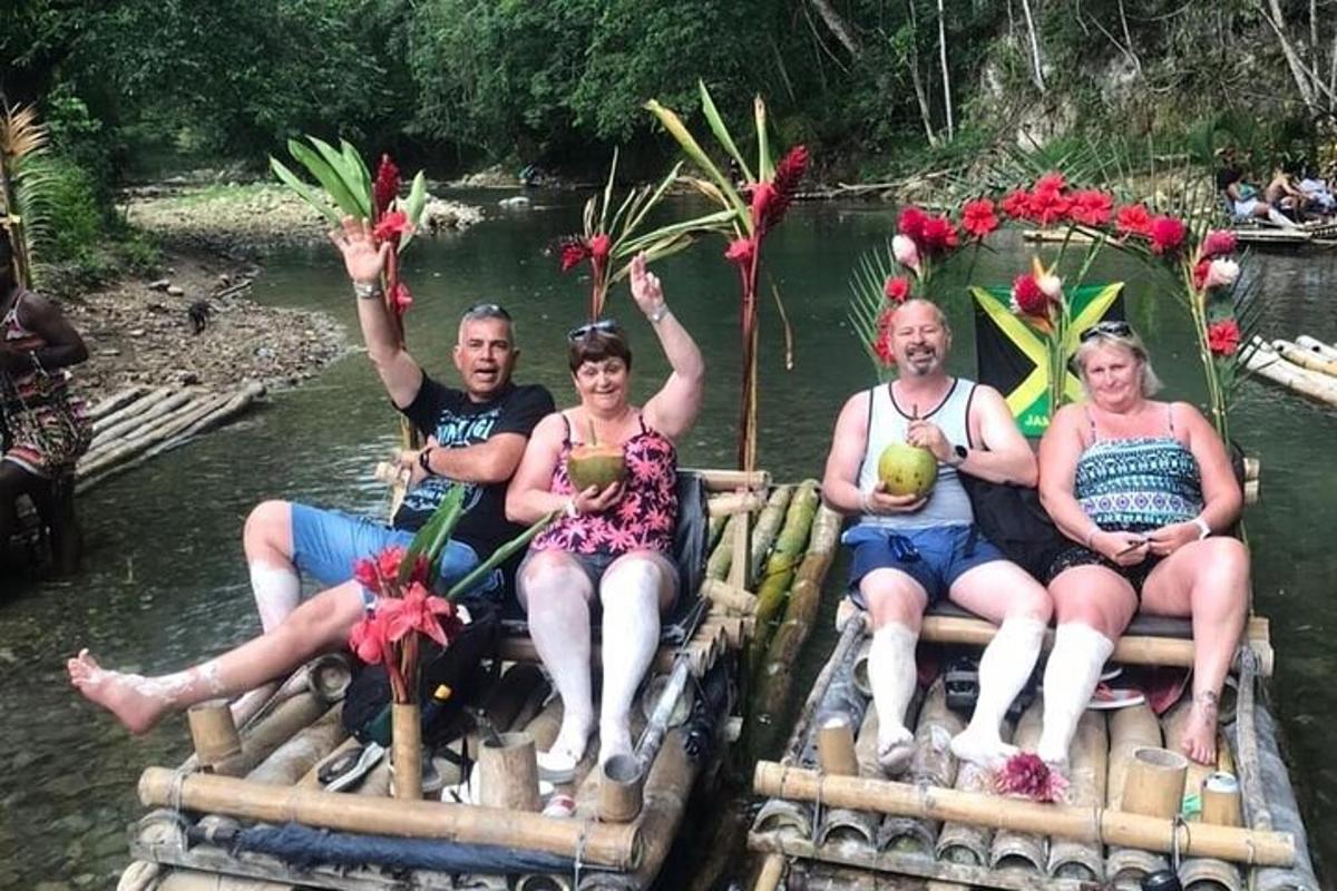 Un grupo de personas sentadas en una balsa en el agua.