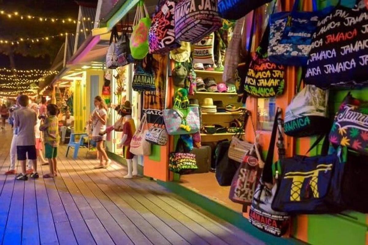 Un grupo de personas de pie frente a una tienda