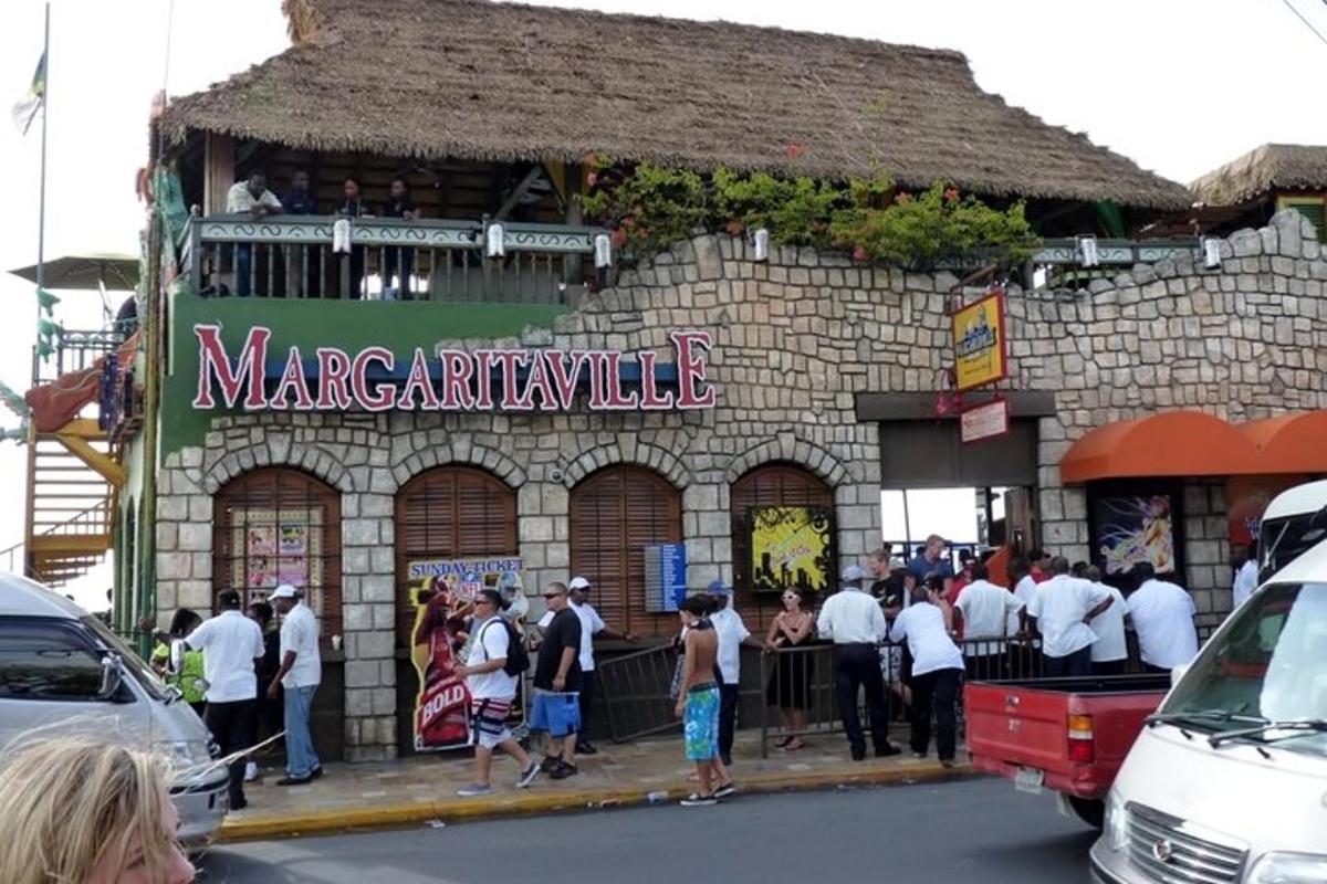 Un grupo de personas paradas afuera de un edificio