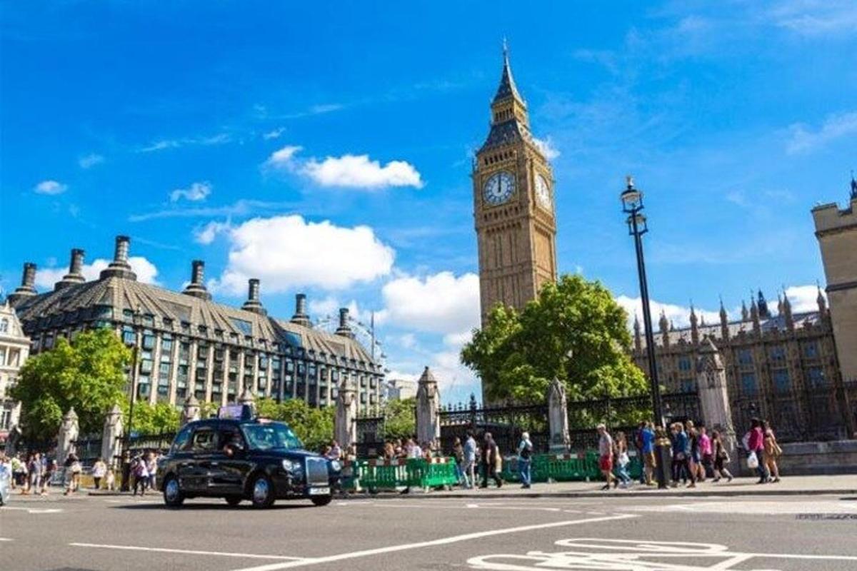 staré auto projíždějící kolem hodinové věže Big Ben