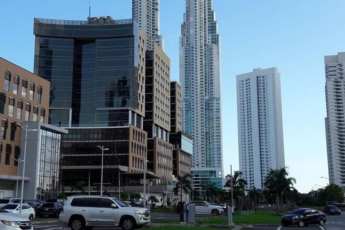 مدينة بها سيارات متوقفة في موقف سيارات به مبانٍ شاهقة
