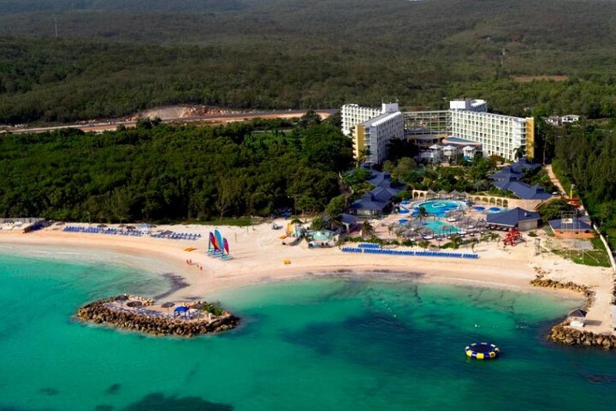 una vista aerea di un resort e di una spiaggia