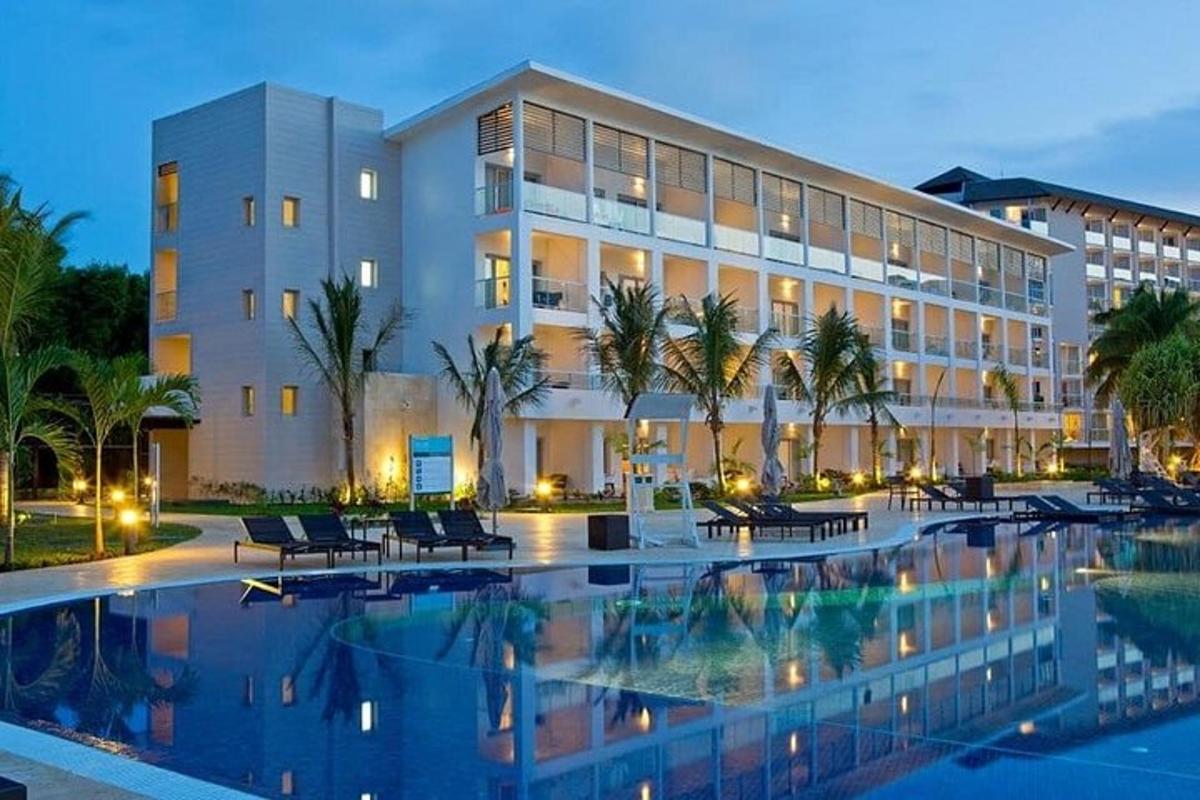 un hotel con piscina di fronte a un edificio