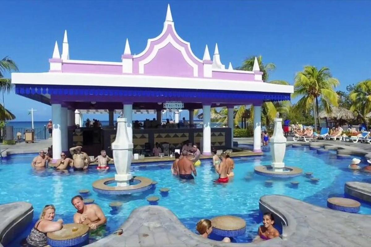 un gruppo di persone in acqua in un resort