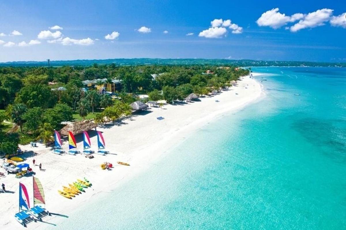 pemandangan udara pantai dengan kerusi dan lautan